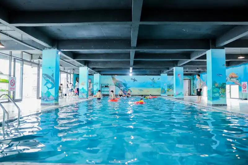 Bể bơi bốn mùa trong nhà Glory Resort, cột vẽ tranh đại dương, trẻ em bơi phao