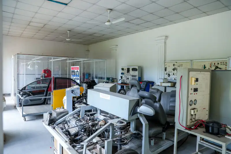 Xưởng học nghề ô tô ở Glory Farm với khung xe, động cơ cắt bổ và ghế ô tô để trẻ quan sát