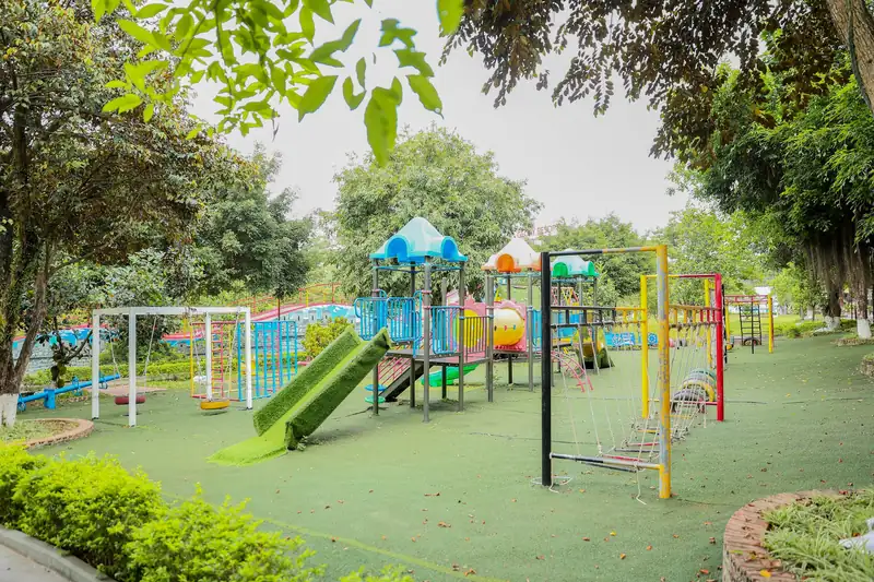 Sân chơi liên hoàn ngoài trời cho trẻ ở Glory Farm: cầu trượt, xích đu, lưới leo dưới tán cây