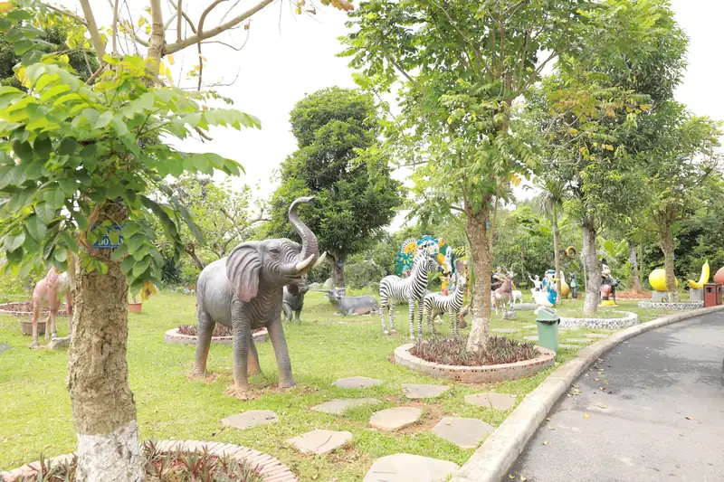 Vườn cổ tích ở Glory Farm với tượng voi, ngựa vằn và nhân vật hoạt hình dọc đường nội khu