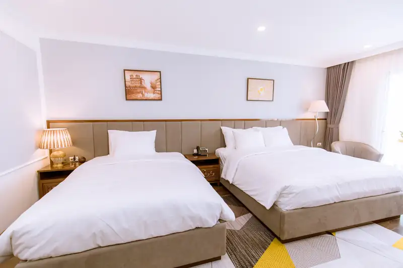 Phòng Deluxe Twin Pool View một giường lớn, một giường nhỏ, thảm họa tiết vàng xám