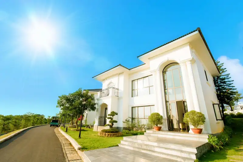 Osaka Villa hai tầng trắng, cửa vòm kính cao, bậc đá và cây cảnh trước sân