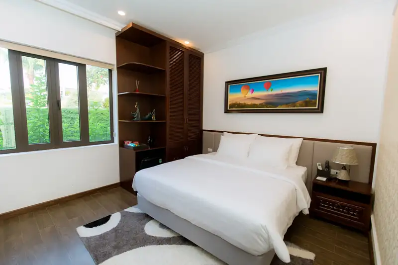 Phòng ngủ khác của Osaka Villa với giường lớn, tranh phong cảnh, tủ gỗ và cửa sổ nhìn cây xanh