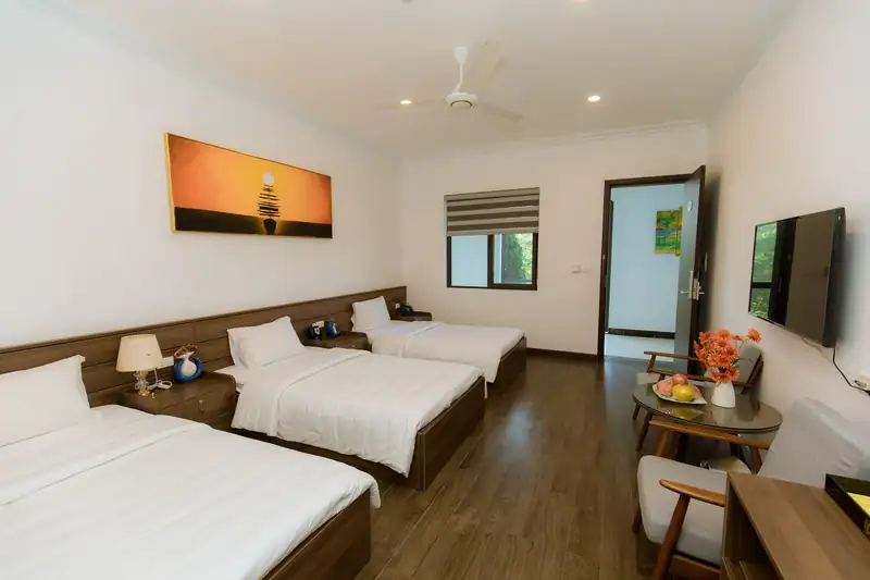 Phòng Triple Garden nhìn từ đầu giường về phía cửa sổ và cửa ra vào